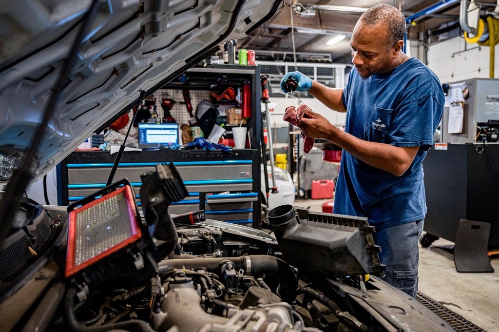 Denis Wilkins Auto Repairs at work in Burleigh Heads